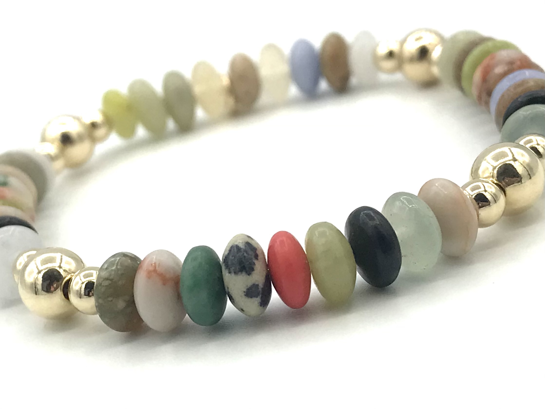 Armband Gabriella met goudkleurige real gold plated balletjes en wieltjes van verschillende edelstenen