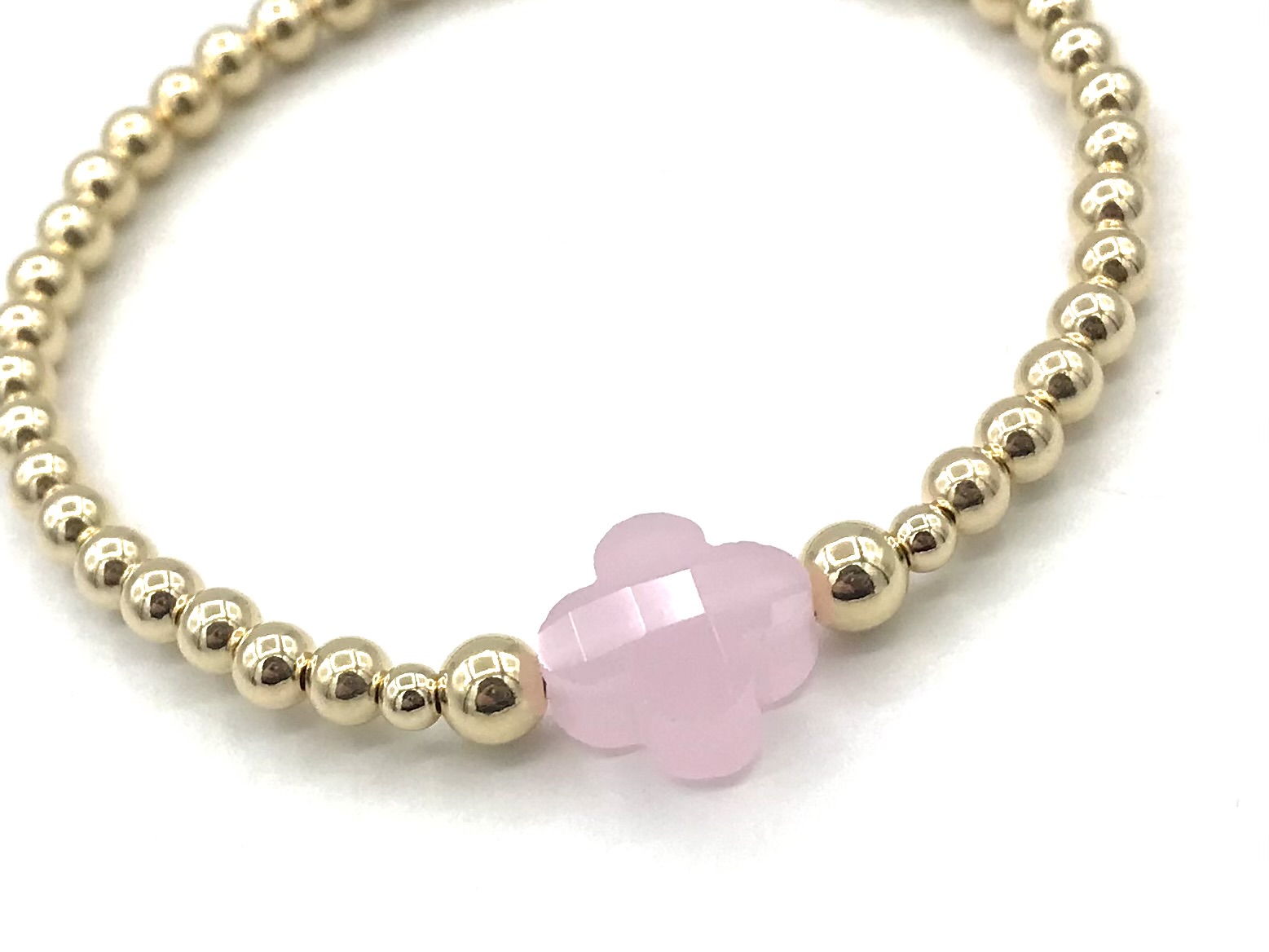 Armband Lizzie light pink met goudkleurige real gold plated balletjes en roze klavertje