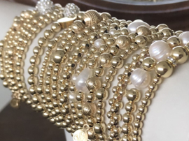 Armband Hira big met real gold plated balletjes en grote witte zoetwaterparels