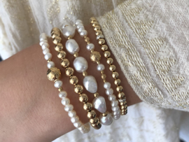 Armband Suze met witte zoetwaterparels en real gold plated balletjes