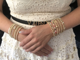 Armband Hira met real gold plated balletjes en grote witte zoetwaterparels