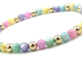 Armband Maura met luxe parelmoer edelsteentjes en goudkleurige real gold plated bolletjes