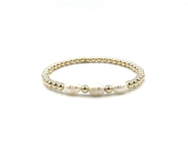 Armband Karlijn met real gold plated balletjes en 3 witte ovale zoetwaterparels