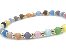 Armband Chantal met gekleurde kattenoog edelsteen en real gold plated bolletjes