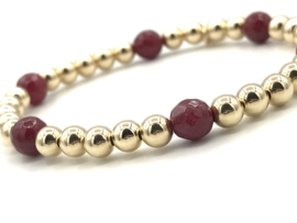 Armband Yousra met real gold plated bolletjes en facet geslepen bordeaux rood chalcedoon edelsteen