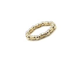 Stretch ring Kira met ovale gehamerde en real gold plated balletjes