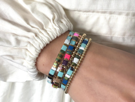 Armband Tila sparkle V met gold plated balletjes en edelsteen