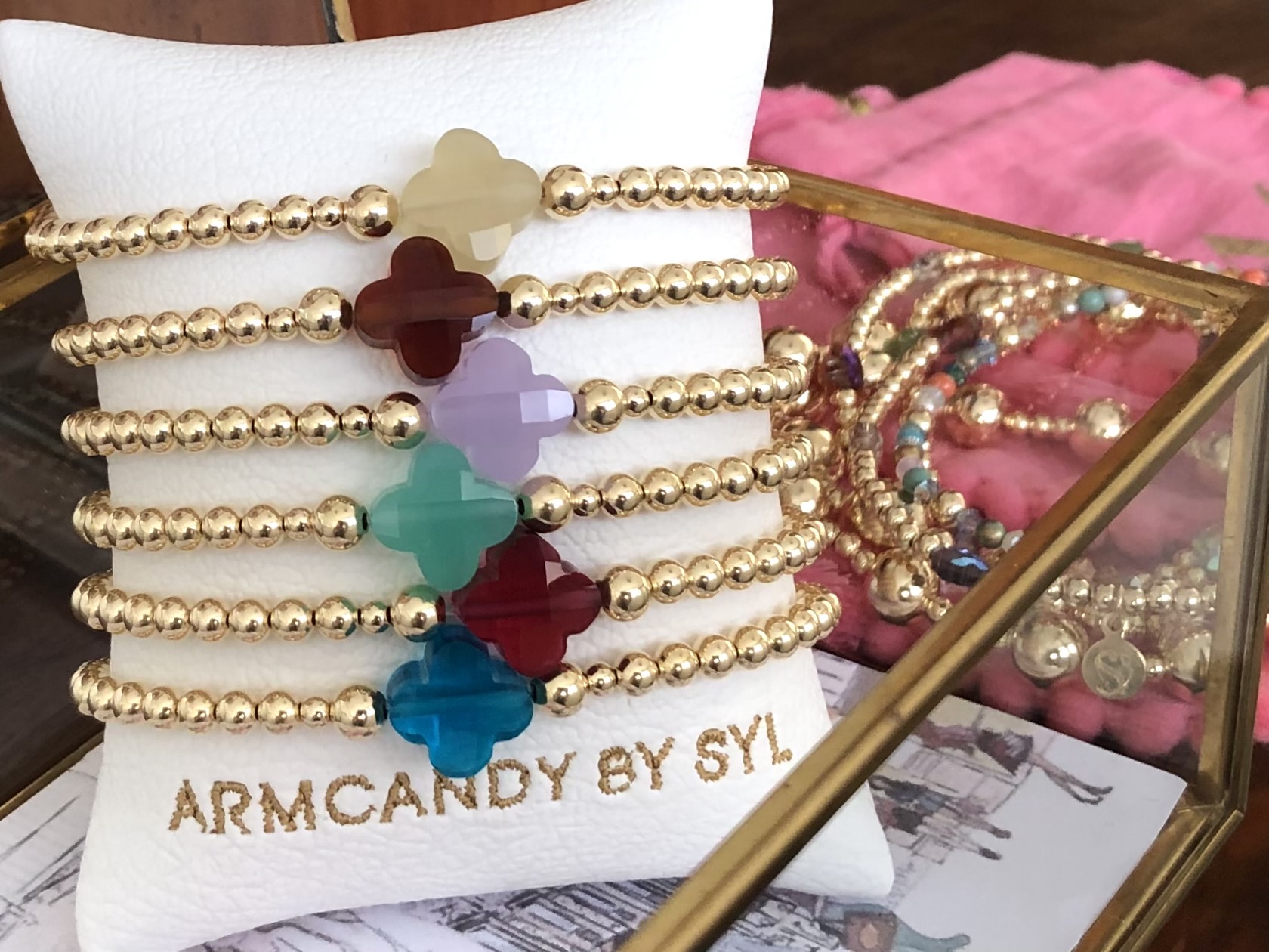 Armband Lizzie aqua met goudkleurige real gold plated balletjes en blauw klavertje