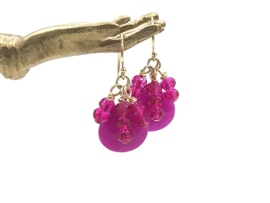 Oorbellen real gold plated met prachtige roze chalcedoon druppel en trosje van crystal