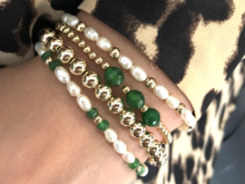 Armband Mariam met real gold plated balletjes, groene jade en witte ovale zoetwaterparels