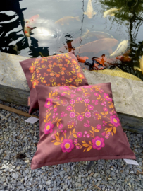 Retro kussen - Sierkussen Roze bloemen op bruin Wendy