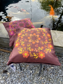 Retro kussen - Sierkussen Roze bloemen op bruin Wendy