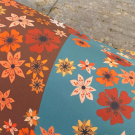 kussen Maya blauw met oranje bloemen