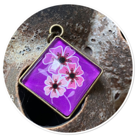 Ketting vierkant  Frida paars bloemen