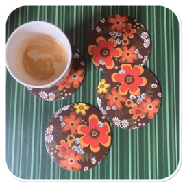 Bruine onderzetters - bloemen retro stijl
