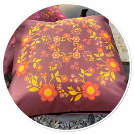 Retro kussen - Sierkussen Roze bloemen op bruin Wendy