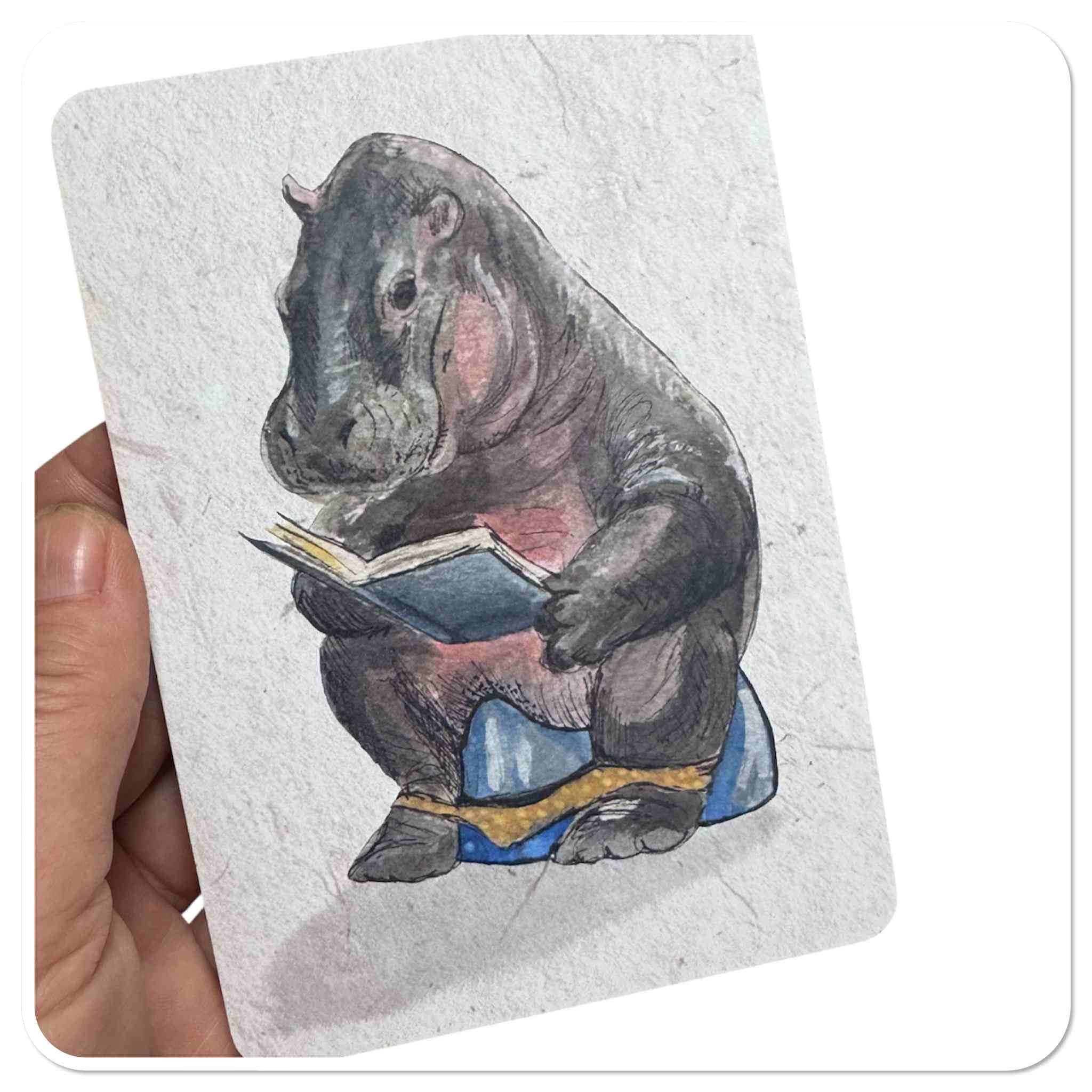 Hippo Nijlpaard leest een boek  - Mooie Postkaart