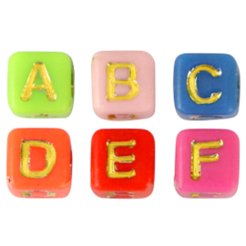 Letterkralen kubus gekleurd met goud – 6x6mm – 200 stuks - OP=OP