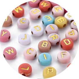 Letterkralen – pastel mix (gouden letters) – 7mm (100 stuks)