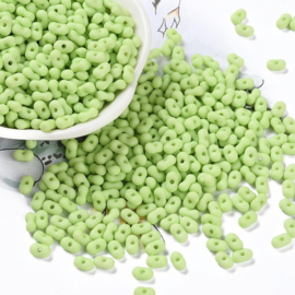 Acryl kralen peanut shape – lichtgroen – 7x4x3mm – ca. 200 stuks