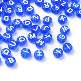 Letterkralen transparant diepblauw met witte letters – 7×4 mm – ca. 100 stuks