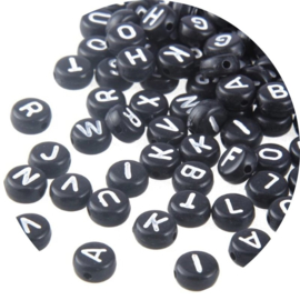 Letterkralen rond 7mm – zwart met witte letters (per stuk)