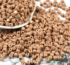 Kunststof kubus kralen 4mm taupe – per 10 gram