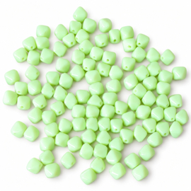 Glaskralen ruitvormig lichtgroen/geel – 6×6mm – ca. 50 stuks