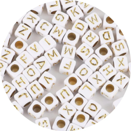 Letterkralen kubus wit met goud – 6×6 mm – rijggat 3,5 mm – per 400 stuks – OP=OP