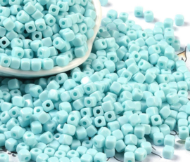 Kunststof kubus kralen 4mm lichtblauw – per 10 gram