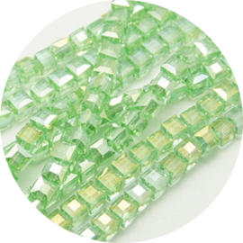 Glaskralen kubus 4x4mm – lichtgroen (AB)  – ca. 100 stuks