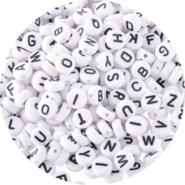 Letterkralen rond 7mm – Wit met zwarte letters (per stuk)