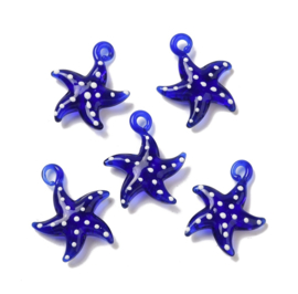 Glas bedel lampwork zeester blauw met stippen – ca. 36x32x9 mm – per stuk