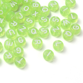 Letterkralen transparant lichtgroen met witte letters – 7×4 mm – ca. 100 stuks