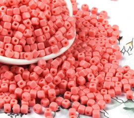 Kunststof kubus kralen 4mm koraalroze – per 10 gram