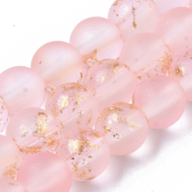 Glaskralen mat met goud lichtroze – 6,5mm – rijggat 1,2mm – ca. 65 stuks