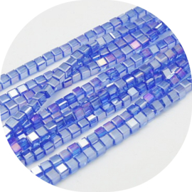 Glaskralen kubus 4x4mm – donkerblauw (AB)  – ca. 100 stuks