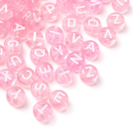 Letterkralen transparant lichtroze met witte letters – 7×4 mm – ca. 100 stuks