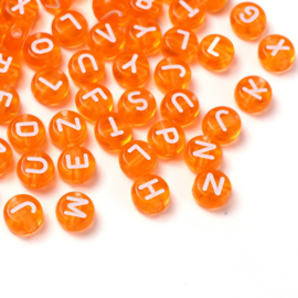 Letterkralen transparant oranje met witte letters – 7×4 mm – ca. 100 stuks