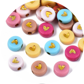 Figuurtjeskralen 7mm – Mat pastel met gouden hartjes (25 stuks)