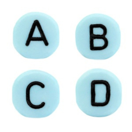 Letterkralen – pastelblauw (zwarte letters) – 7mm (100 stuks)
