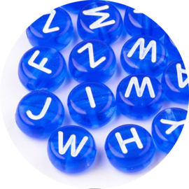 Letterkralen – transparant kobaltblauw (witte letters) – 7mm (100 stuks)