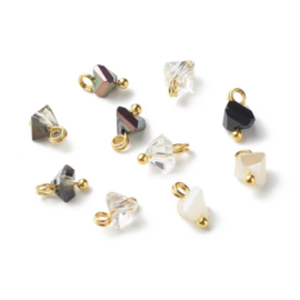 Bedels met facet kraal driehoek zwart/wit mix – 8x6x6mm – per 5 stuks