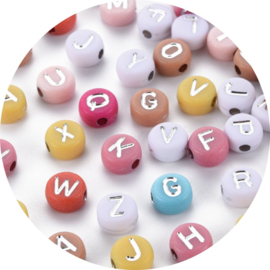Letterkralen – pastel mix (zilveren letters) – 7mm (100 stuks)