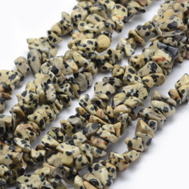 Natuursteen kralen dalmatiër jaspis chips – ca. 5–8mm – streng 80cm