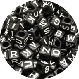 Letterkralen blok zwart-wit – 6x6mm, rijggat 3,5mm (500 stuks)