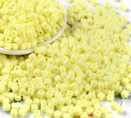 Kunststof kubus kralen 4mm geel – per 10 gram