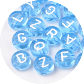 Letterkralen – transparant lichtblauw (witte letters) – 7mm (100 stuks)