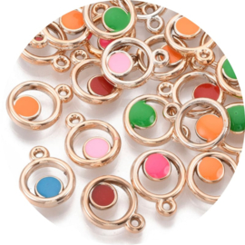 Ringbedels rond met gekleurd “dotje” – 15×12 mm (5 stuks)