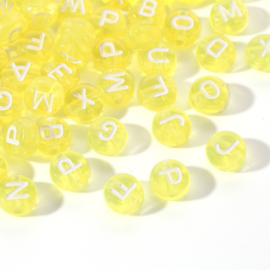 Letterkralen transparant geel met witte letters – 7×4 mm – ca. 100 stuks